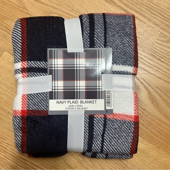 Navy Plaid Blanket NWT Blue Red White Fleece Home Bedding 50x60” Throw - Picture 2 of 3